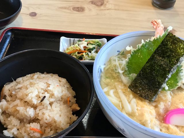 天ぷらうどんと炊き込みご飯_そば処 まつうら