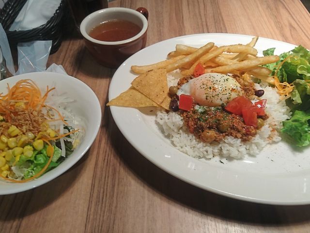 チリコンカンライスとサラダ&スープ&ドリンクです。_カプリチョーザ 札幌北一条店
