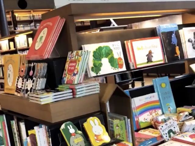 幅広く本が置いてます_スターバックスコーヒー・蔦屋書店・武雄市図書館店