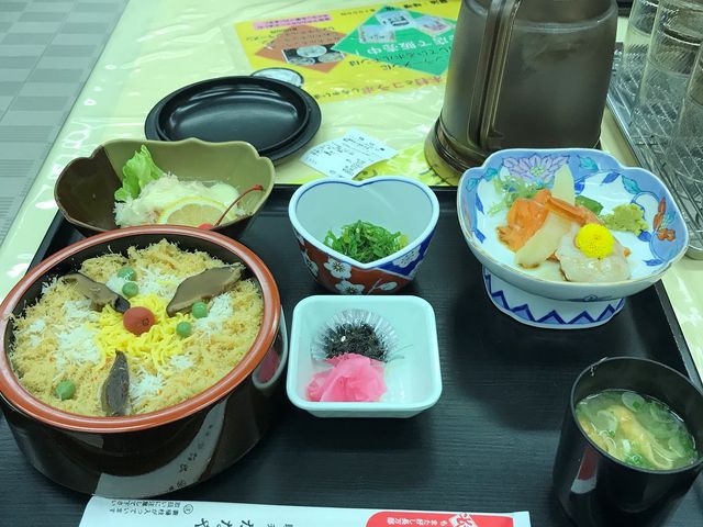 蟹御膳です。左手奥がカニサラダです。_ドライブインかなや