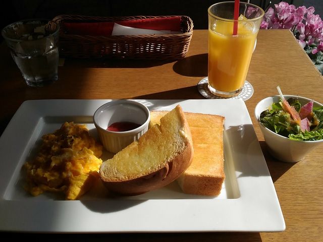 モーニングセット(トースト・スクランブルエッグ・サラダ・ドリンク)_Cafe de 505