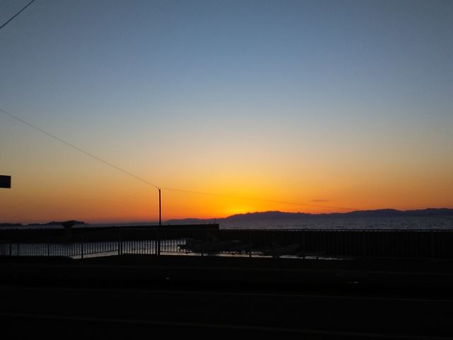 玄関出て正面に夕陽が沈む_春陽館