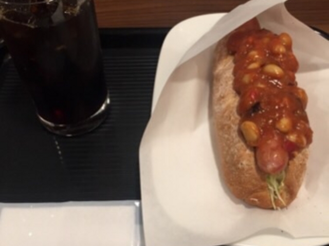ホットドッグが美味しいです。_カフェ ベローチェ 新宿サブナード店 (CAFE VELOCE)