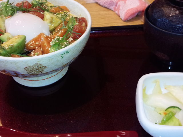 マグロとサーモンとアボカドの丼、彩りいいですね_とんでん蓮田店