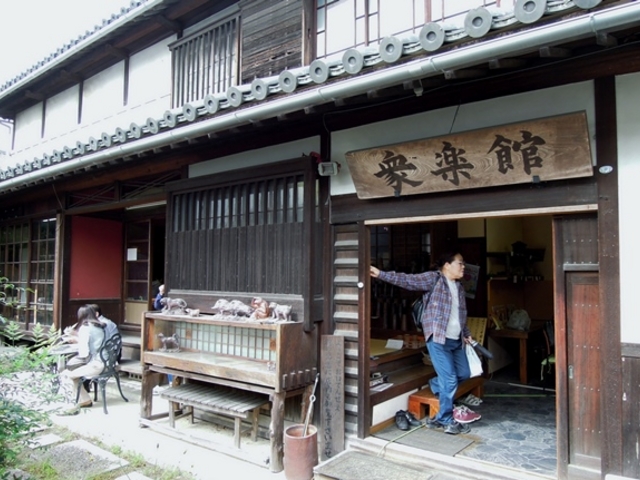 備前焼の店舗が軒を連ねるメーンストリートにある_衆楽館本館