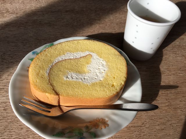 ロールケーキ_たまご色のケーキ屋さん