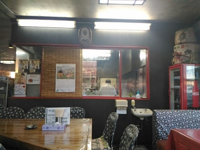 店内風景と調理場の麺打ちしているご主人_手打ラーメンぎおん