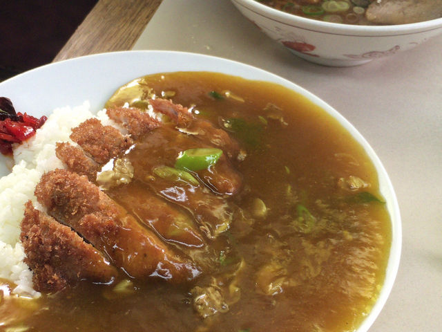 皿盛りと中華そば。皿盛りは1皿で満腹になるボリューム。_篠田屋