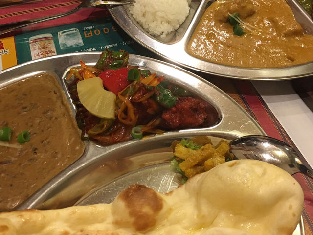 豆カレー(左)とチキンカレー(右)のランチセット。_ネパールキッチン クマリ 牧方店