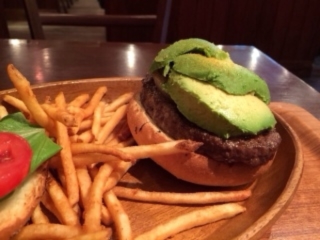 人気のアボカドバーガー☆_クアアイナ 鎌倉店
