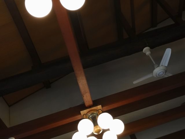 天井を見上げると、こんなレトロチックな照明も。_四万清流の湯