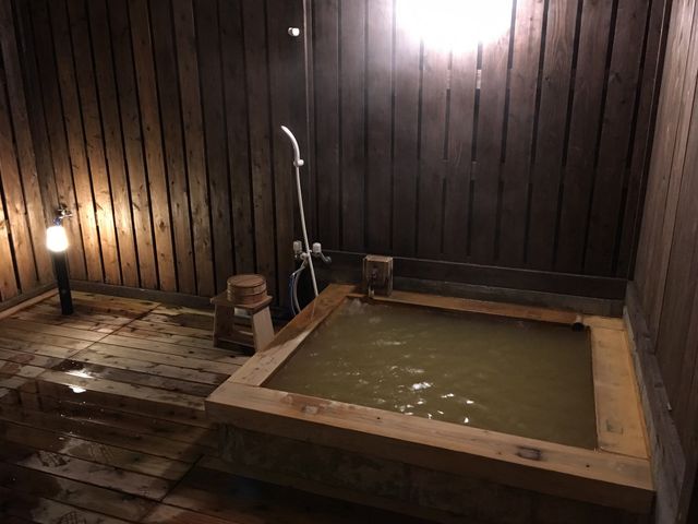 お部屋の露天風呂(夜)_民宿はんだこうげん