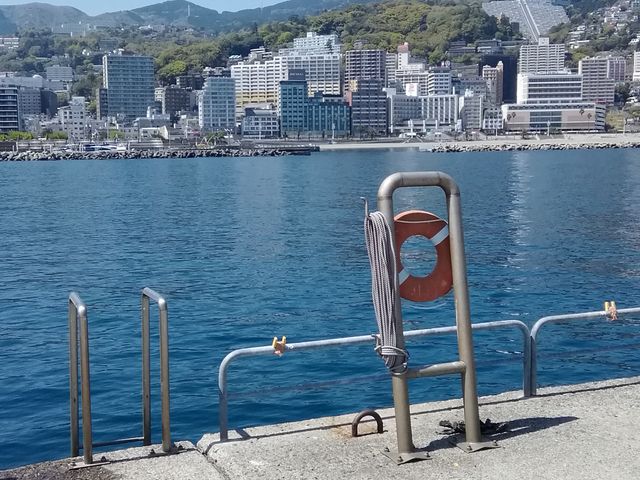 竿立てとフェンス。救命用の浮き輪もありました。_熱海港海釣り施設