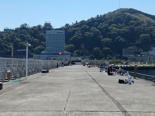 平日でも賑わってます。_熱海港海釣り施設