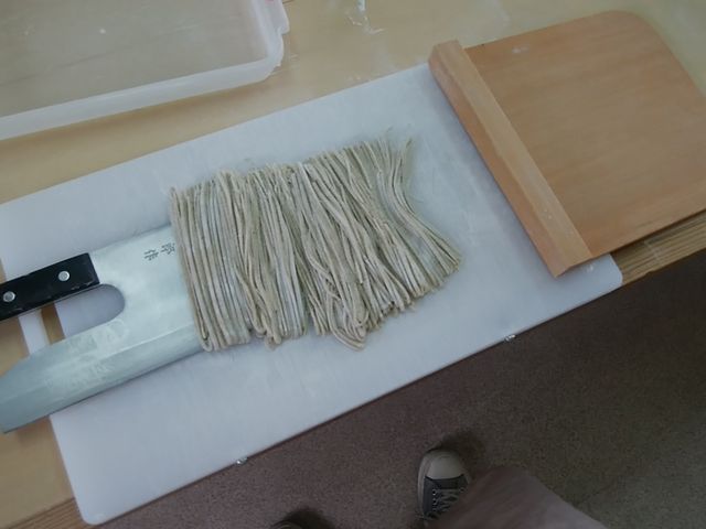 意外と上手に切ることが..._出石城そば打ち道場