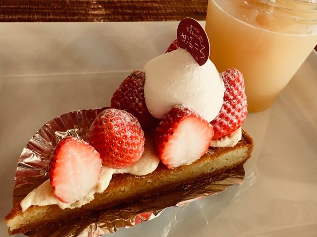 いちごのタルトとりんごジュース。_めるころ