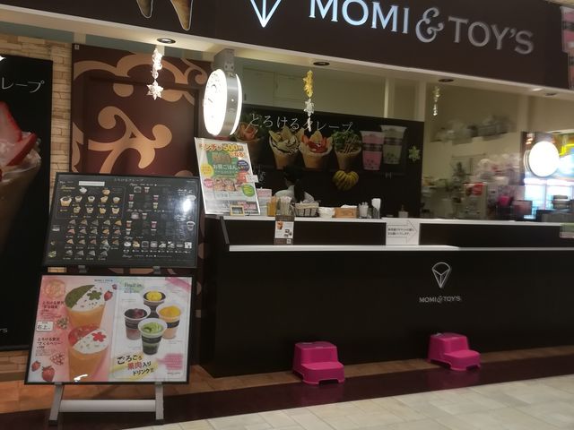 2階フードコートの入口にあります。_とろけるクレープ モミアンドトイズ リーフウォーク稲沢店(MOMI&TOY’S)