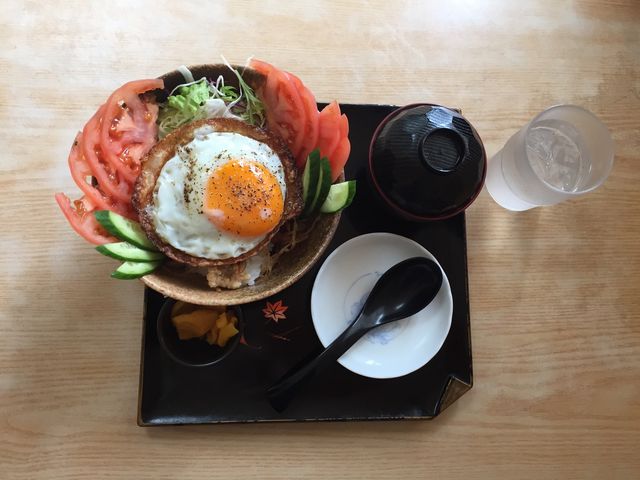 ロコモコ丼を食べました。お味噌汁もついていて味も美味しかったです。_お食事処むかえ