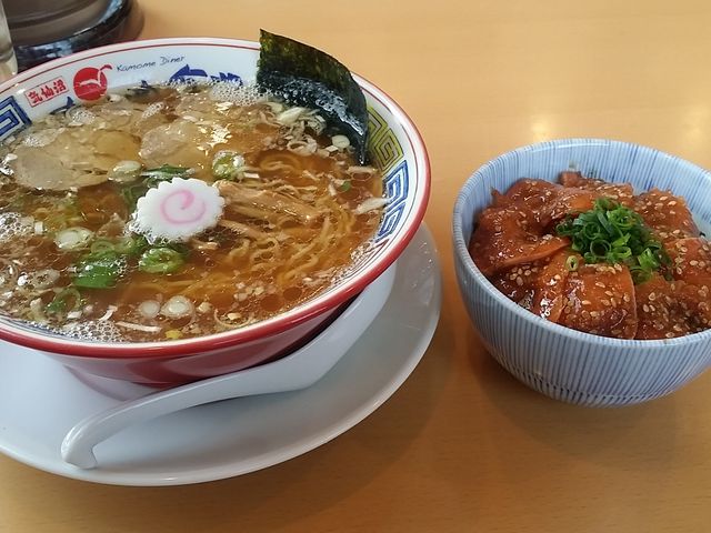 ミニ丼がすこし高いんだよなー_かもめ食堂
