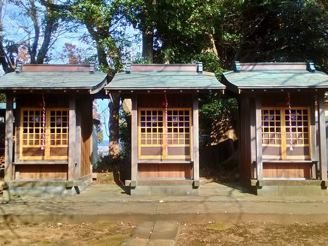 三つの社殿が並びます_稲荷神社