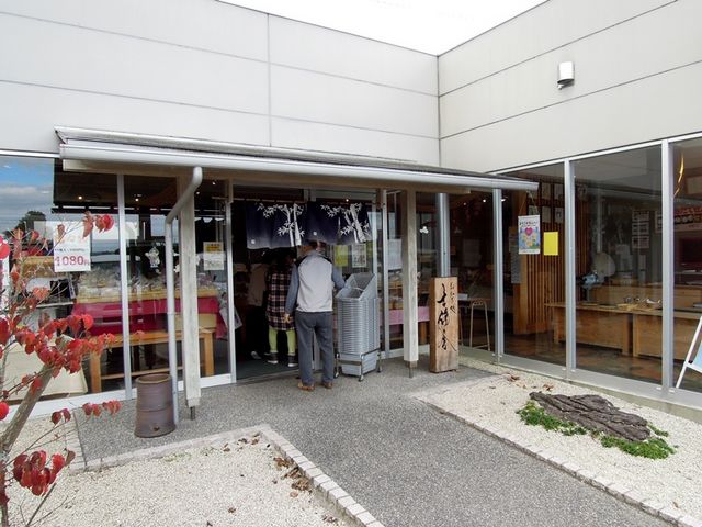 工場の一角に設けられたショップ_おかき処 吉備の舎