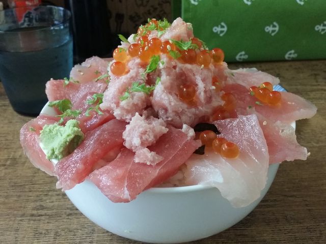 移転前の漁師丼(大盛り)。移転後のものは、ネタのすき間からご飯見えちゃってます。_本手打ちうどん たすく