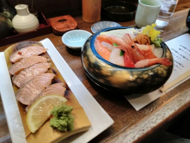 海鮮生ちらし丼と炙りサーモンのお刺身_海鮮 蔵