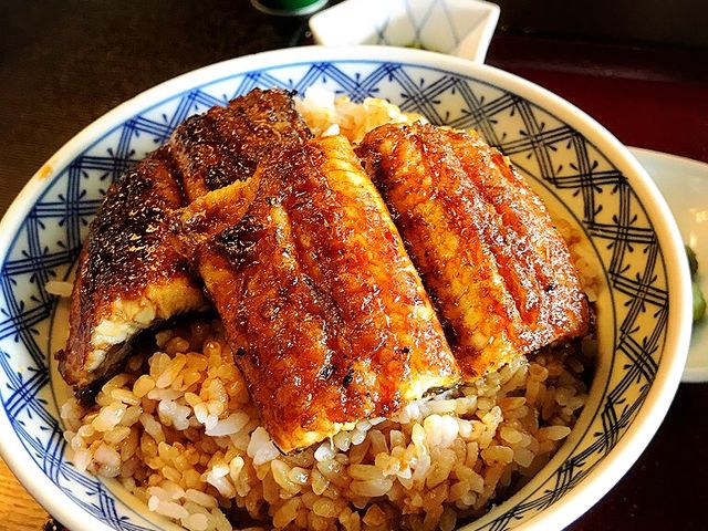 肝吸いと漬け物のような小鉢が2つつきます_のぐちうなぎ
