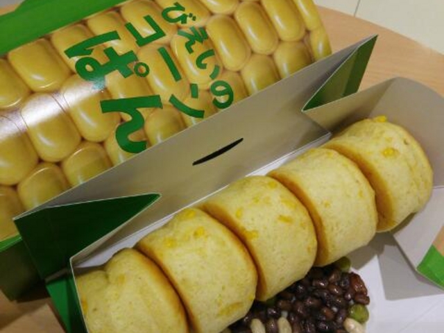 豆パン♪コーンパン♪_美瑛選果・新千歳空港店