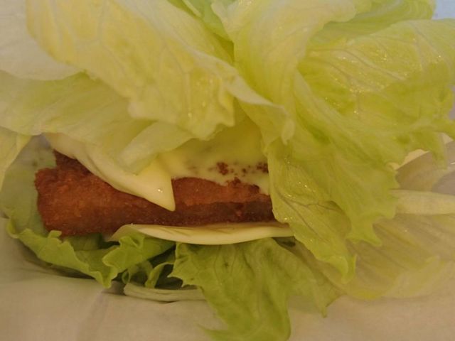 レタスに埋もれてシャクシャク美味しい_モスバーガー戸田店