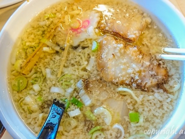 しょうゆ+背油たっぷり(50円up)_めでたいや