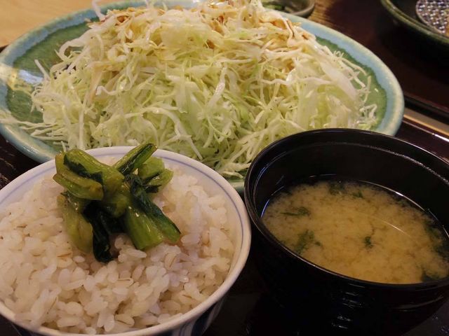 ご飯、キャベツ、みそ汁のお替り自由_とんかつ処倉敷浜田屋