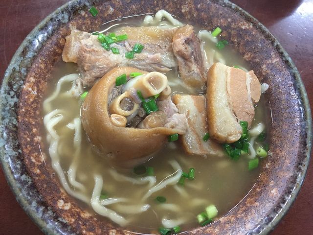 豚足が柔らかく絶妙な味_ツバメ食堂