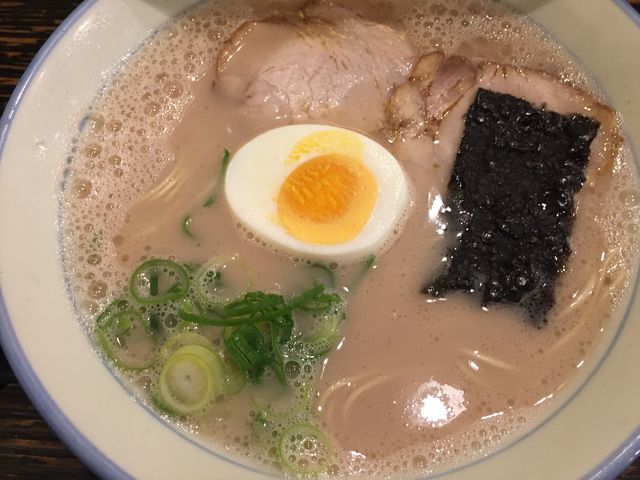 こってり濃厚なとんこつラーメン。_久留米大砲ラーメン天神今泉店