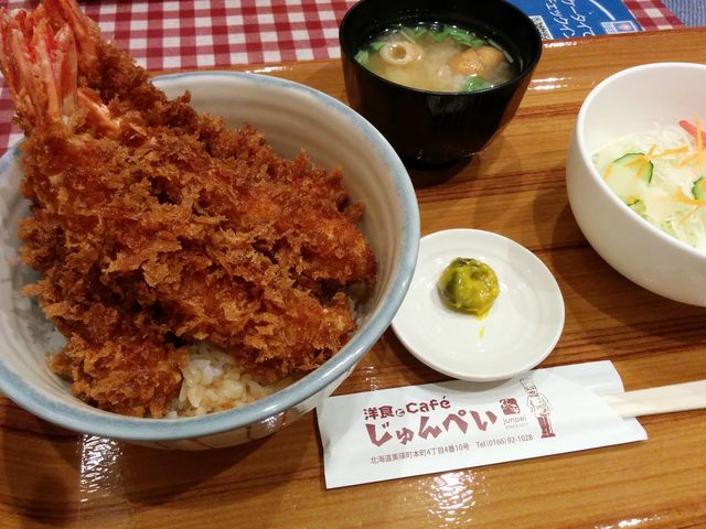 エビ4本のせでも食べられちゃいます_洋食や 純平