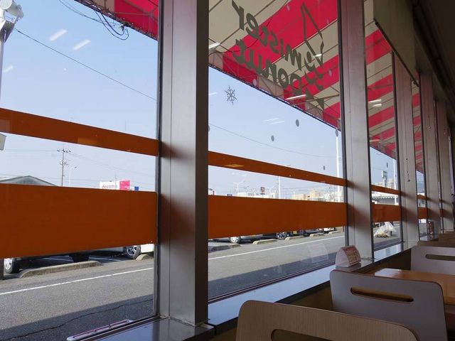 店内から窓ごしの風景_ミスタードーナツゆめタウン柳井(Mister Donut)