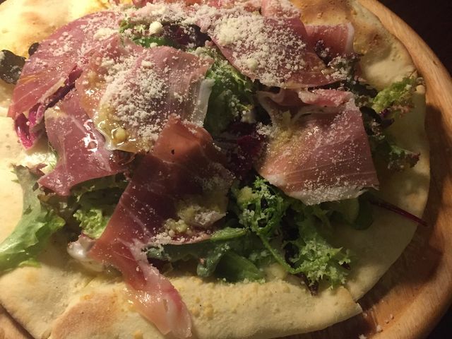 生野菜たっぷちのピザ_オステリア エスト エスト エスト osteria EST EST EST
