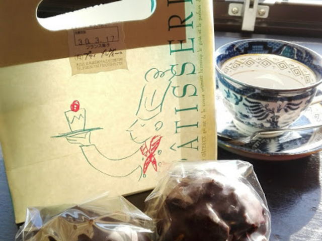 チョコのかかったシュークリーム(笑。_パティスリー プティメルヴィーユ