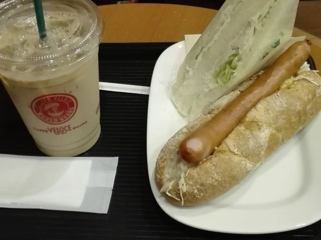 ツナサンドにホットドッグ_カフェ・ベローチェ 大宮店