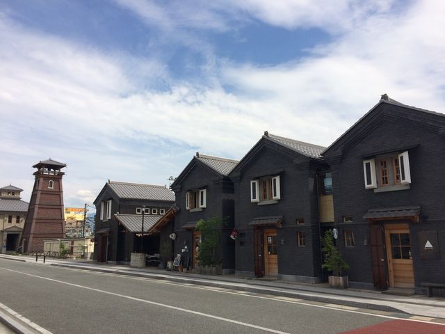駅から続く道にも店舗はあるのですが…
空きテナントが…_甲州夢小路