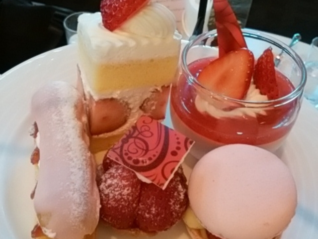 1段目のスイーツ。苺づくしで美味しかったです。_新横浜グレイスホテル