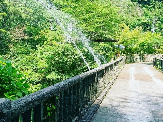 欄干から三本の噴水(恵みの流水)あり
橋は 車も通ります_脊振のめがね橋