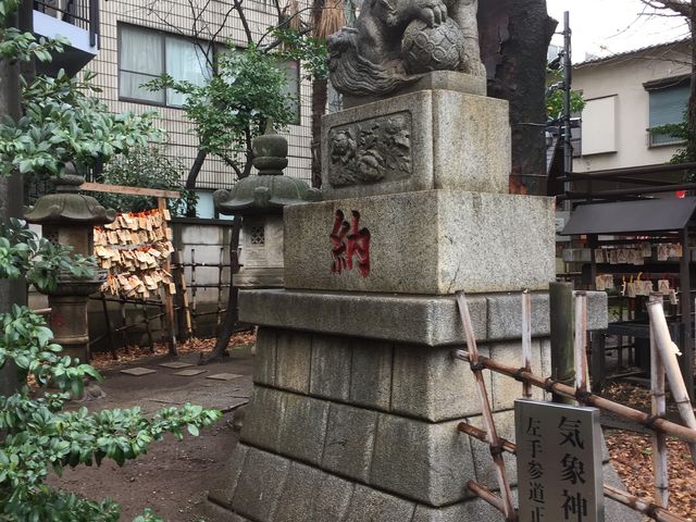 氷川神社の横に小さな案内板あり_気象神社