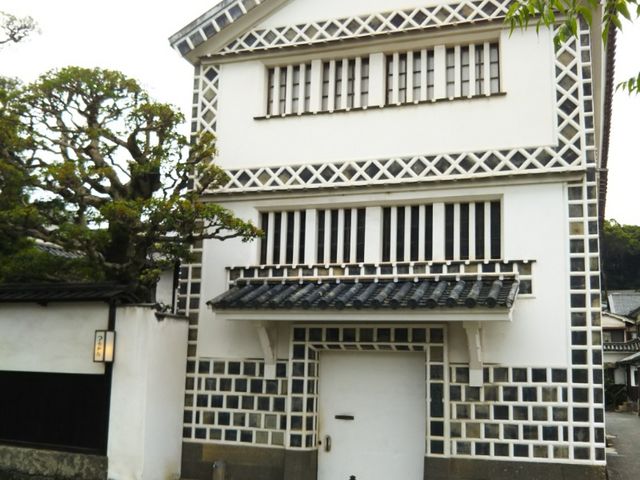 真ん中が入り口です。正面なんですが何処から入るのか迷いました。_倉敷考古館