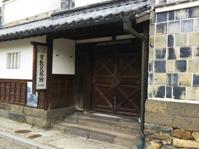前には川が流れててタイムスリップしたような街並みです。_倉敷民藝館