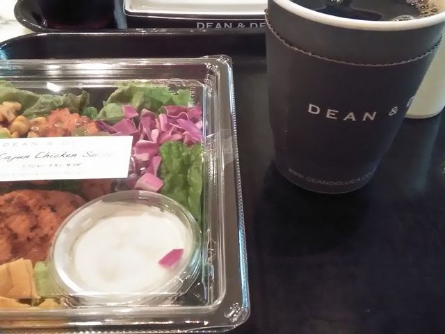サラダとコーヒー_ディーン&デルーカ 羽田店