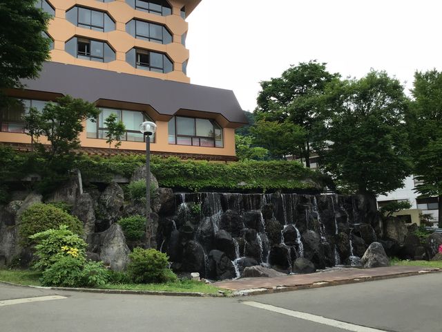 人工の滝も_湯沢グランドホテル