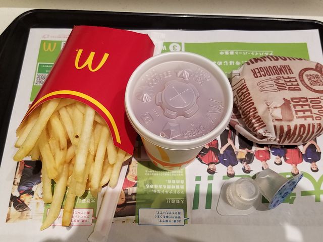 ハンバーガーとポテト_マクドナルド成田空港第1ターミナル店