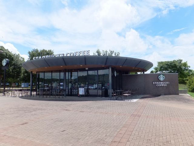 まわりがタイル地の広場になっています。_スターバックスコーヒー三木SA下り線店