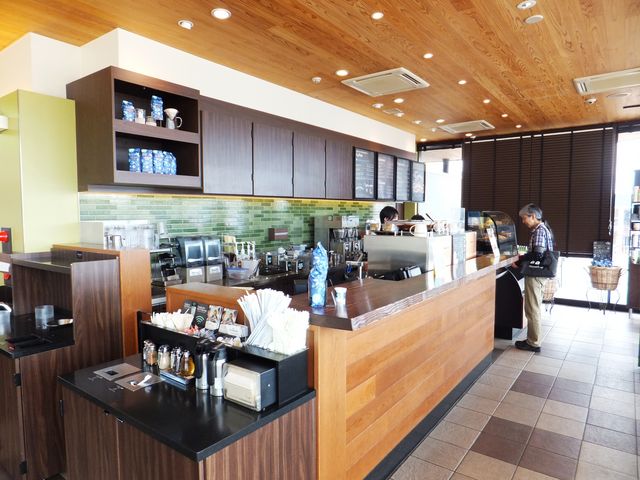 店内がとても明るい_スターバックスコーヒー三木SA下り線店